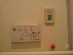 壁に取り付けられたコール装置