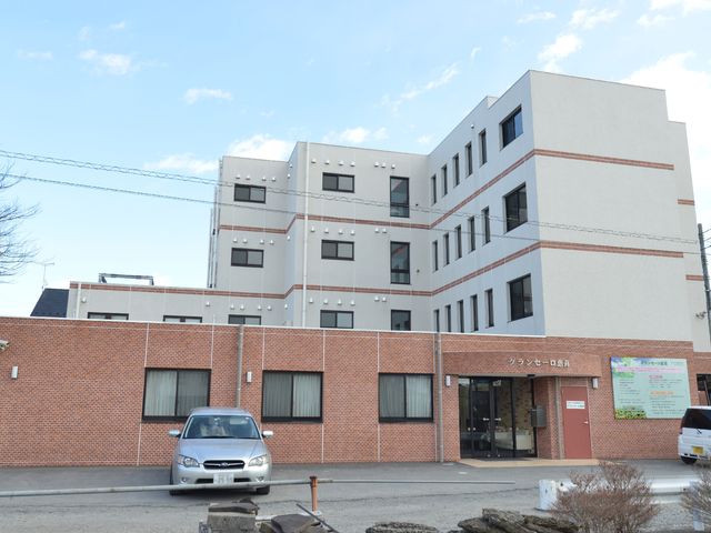 多階層の建物外観 外観 明るいレンガ造りの建物前には、広々としたエントランスがあり、訪れる方を温かく迎え入れます。