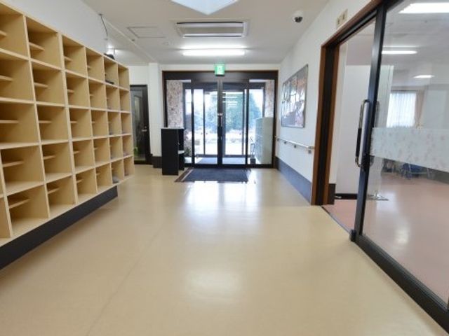 明るく清潔な廊下 エントランス 広々とした廊下は日当たりが良く、壁にはアートが飾られています。皆様の快適な移動をサポートする設計となっております。