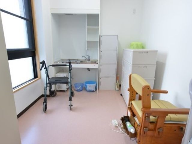 明るい居室の一角 キッチン 広々とした居室には、生活に必要な設備が整っており、日々の暮らしを快適に過ごせる工夫がされています。