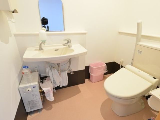 清潔な洗面所とトイレ トイレ ゆったりとした造りの洗面所が整備されており、快適に日々の身支度が可能です。手すりも設けられ、安全性にも配慮されています。