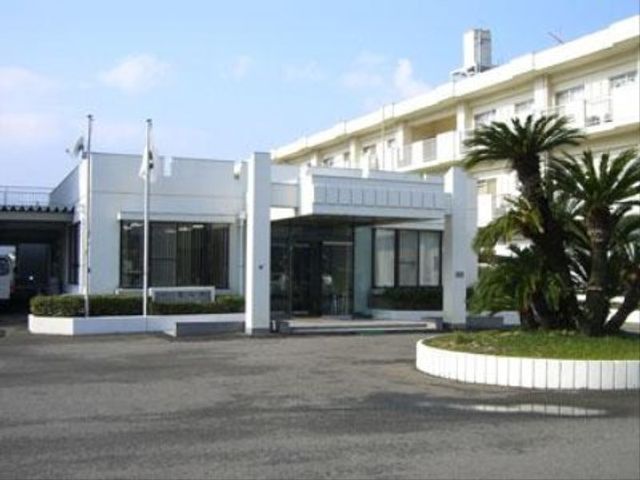 白い建物のエントランス