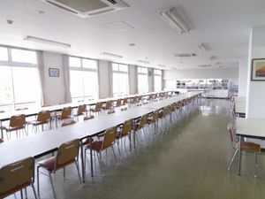 広々とした明るい食堂