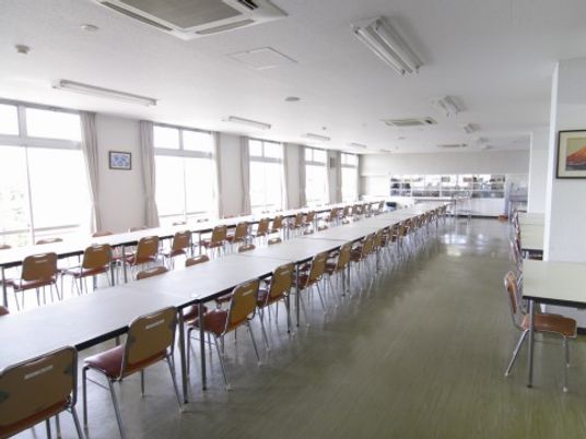 広々とした明るい食堂