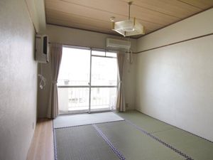 和室の明るい居室