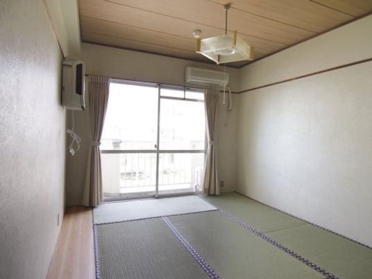 和室の明るい居室