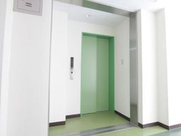 清潔なエレベーター前