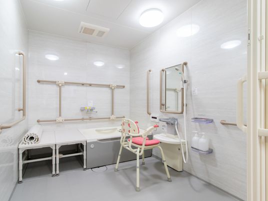 バリアフリー設計の浴室