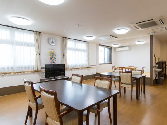 明るい共有ダイニングスペース