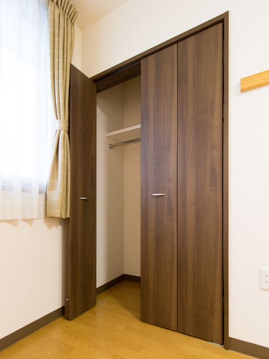 茶色の木製クローゼット