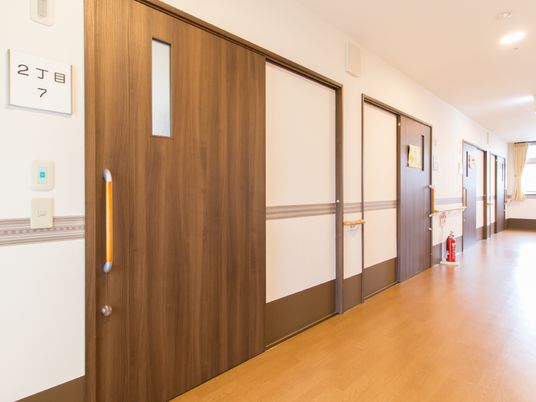 明るい廊下と部屋の扉