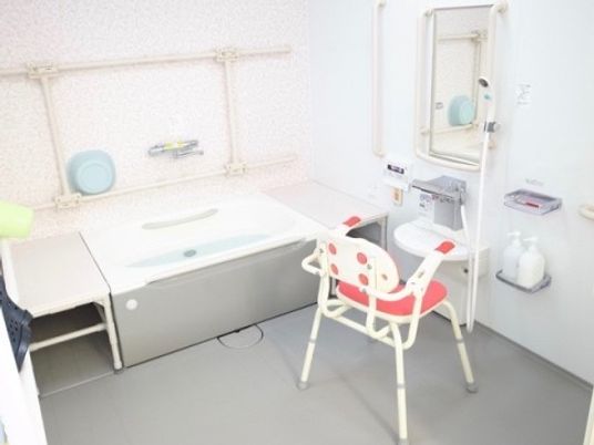 バリアフリー設計の浴室