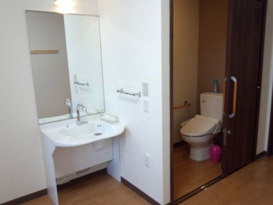 清潔なトイレと洗面台