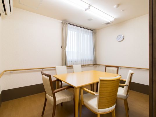 明るい居室のテーブルと椅子