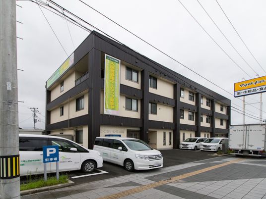 多階層の建物正面図