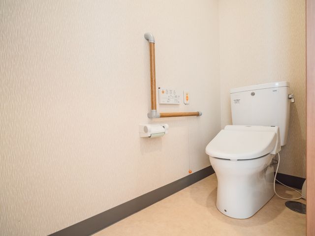 手すり付きトイレ設備 トイレ 安全なサポートを提供する設計で、高齢者の方々が安心してご利用できるバリアフリーのトイレです。手すりの設置により、立ち上がりや移動がしやすくなっています。