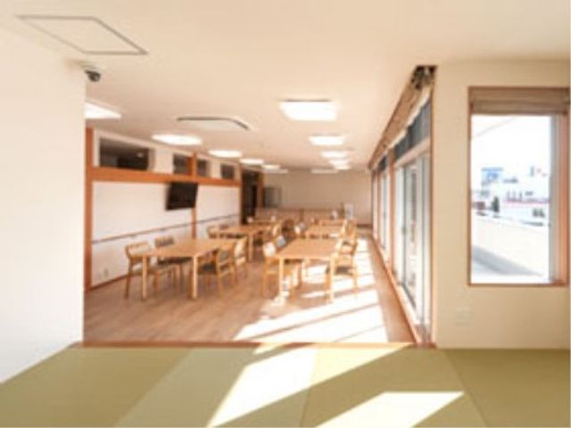 日差し入る広い食堂 共有スペース 陽光がたっぷりと注ぐ食堂は、明るく開放的な空間が広がっており、ゆったりとした食事の時間を過ごせそうです。