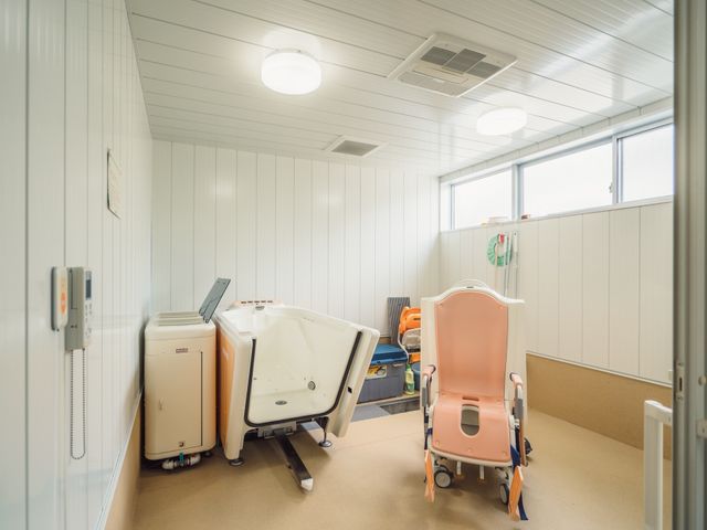 バリアフリーの浴室 浴室 機能的なバリアフリー設計の清潔感のある空間です。入居者様の快適な日々を支える環境です。