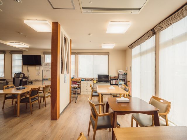 共有スペースの明るい居室 食堂 ゆったりとした明るい食堂です。木のテーブルと椅子が温かみを感じさせ、共に過ごす時間が心地よい空間を演出しています。