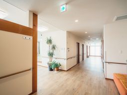 明るく広々した廊下
