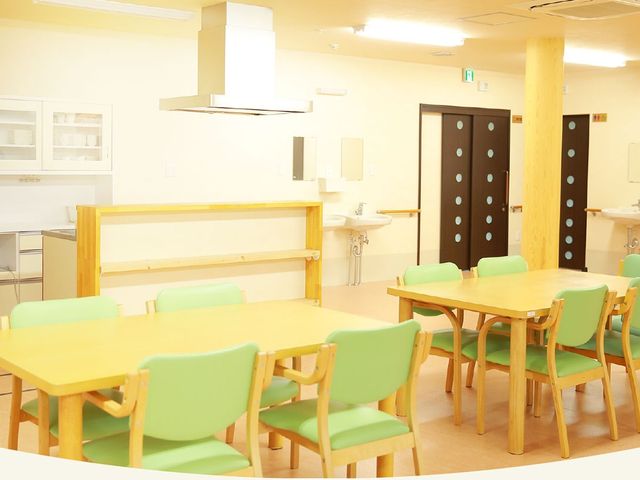 明るい食堂 食堂   明るい照明とやさしい色の椅子が並ぶ食堂です。ゆったりした配置で、落ち着いて食事しやすそうです。