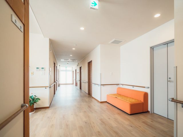明るく広い廊下の風景 廊下 手すり付きで安全に配慮された廊下です。ゆったりとした構造は、働きやすい環境を支えています。