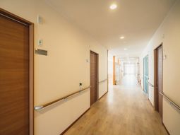 明るい施設の廊下