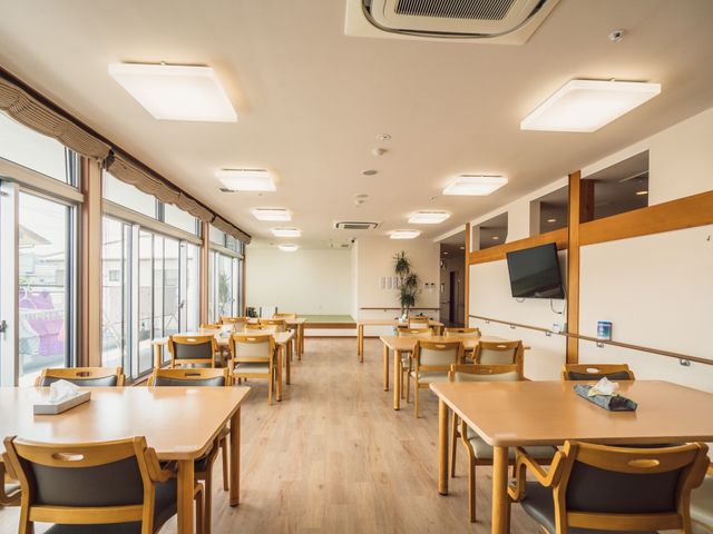 明るい広々とした食堂 食堂 ゆとりある空間のダイニングルームです。光が差し込む明るい雰囲気で、食事やコミュニケーションを楽しめます。