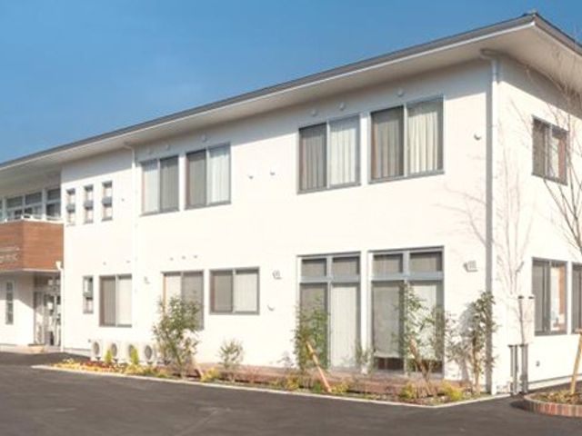 白い二階建ての建物外観 外観   白い外壁の二階建てで、すっきりとした印象の建物です。窓が多く、明るい雰囲気が伝わります。
