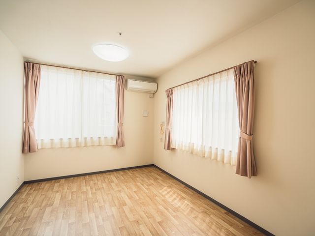 居室の窓とエアコン 居室 採光をたっぷり取り入れた明るい空間の居室です。清潔感あるフローリングが心地よい環境を提供しています。