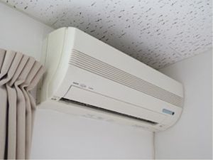 壁に設置されたエアコン