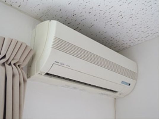 壁に設置されたエアコン