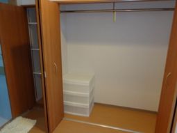 落ち着いた色のクローゼット