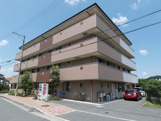 多階層の建物の外観