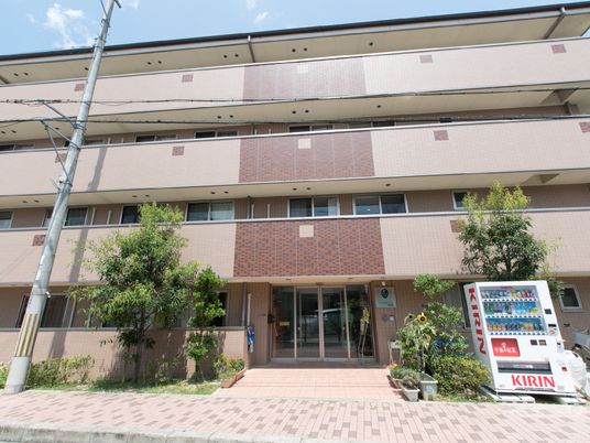 暖かみのある建物のエントランス