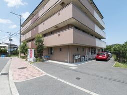 明るい外観の建物