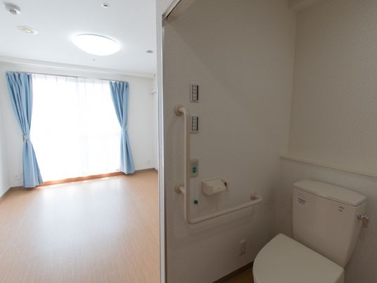居室のトイレと窓