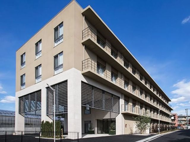 現代的な建物の外観 外観 広々とした敷地に建つ、モダンなデザインの建物です。清潔感があり、日当たりが良いことが伺えます。