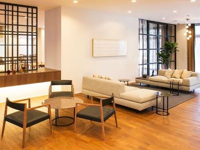 居心地の良い広々ラウンジ