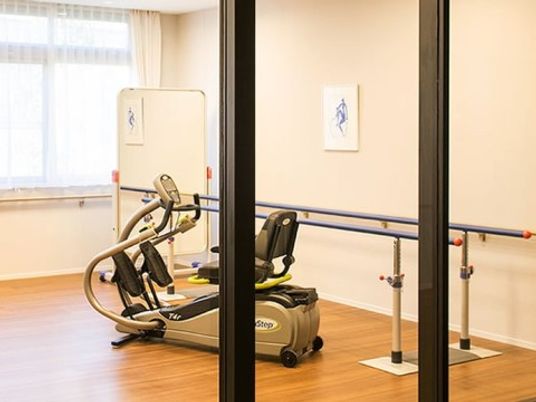 リハビリ用機器とバー