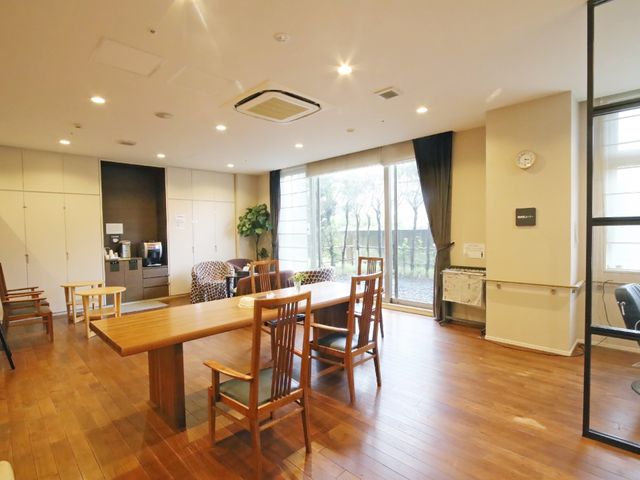 広々とした快適なダイニング 共有スペース 天井が高く開放的なダイニングでは、ゆったりした時間を過ごすことができます。窓からは自然光が差し込み、明るく穏やかな雰囲気が広がっています。