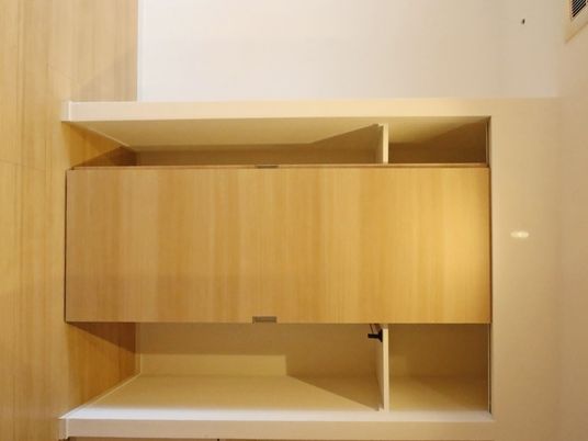 シンプルな木製クローゼット