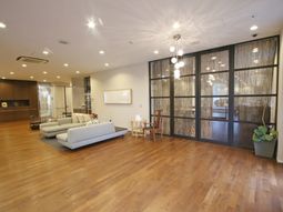 暖かみのある広々ロビー