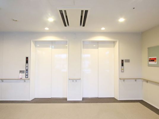 清潔なエレベーターホール