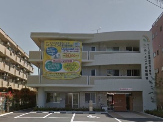 白い建物の外観
