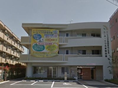 白い建物の外観
