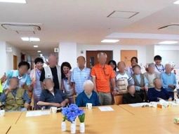 集う人々の笑顔