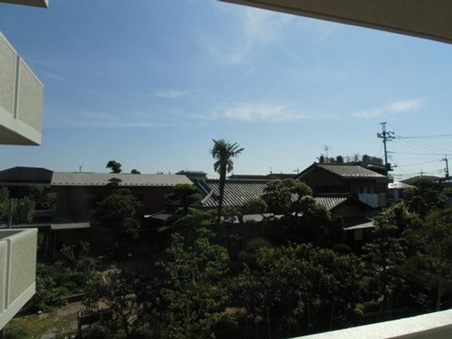 窓からの景色 外観 開放感あるバルコニーからは、清々しい朝の光と共に心地よい景色を望めます。ここで新たな一日の始まりを迎えてみませんか。