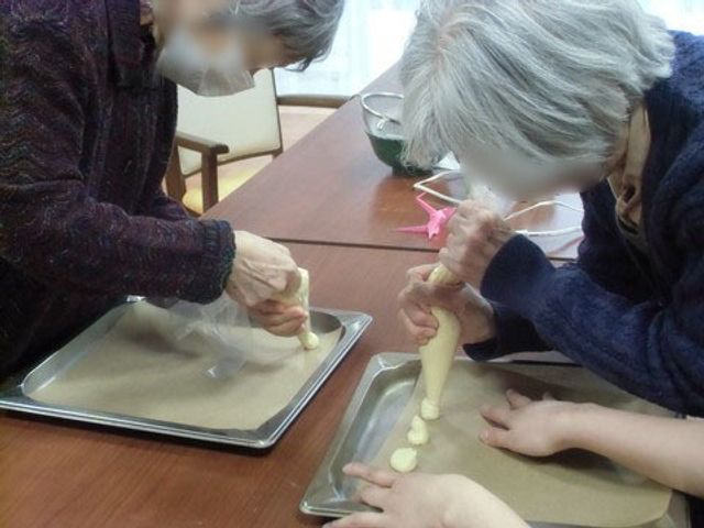 料理活動する利用者 レクリエーション 手作り料理を通じて利用者同士の交流が深まる空間です。創造性を発揮し、心豊かな時間を過ごすことができます。