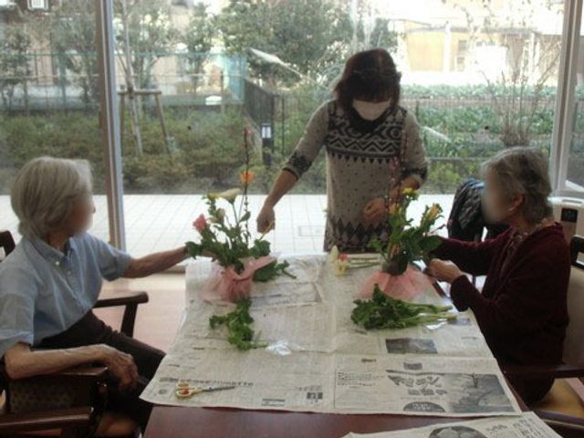 花を生ける活動風景 レクリエーション スタッフの支援のもと、居住者が心地よい時間を過ごしている瞬間を垣間見ることができます。共同で活動することで、交流も深められるでしょう。